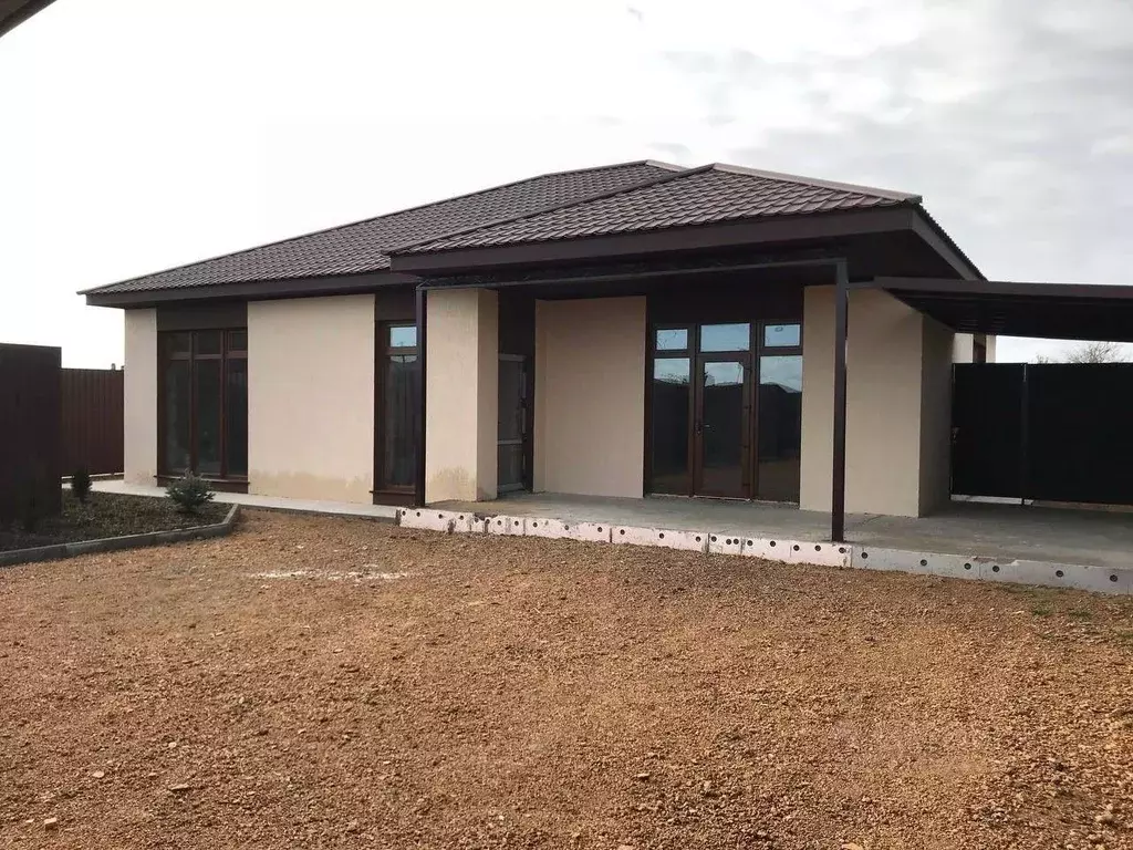 Дом в Крым, Сакский район, с. Уютное ул. Юрия Гагарина, 13 (135 м) - Фото 1