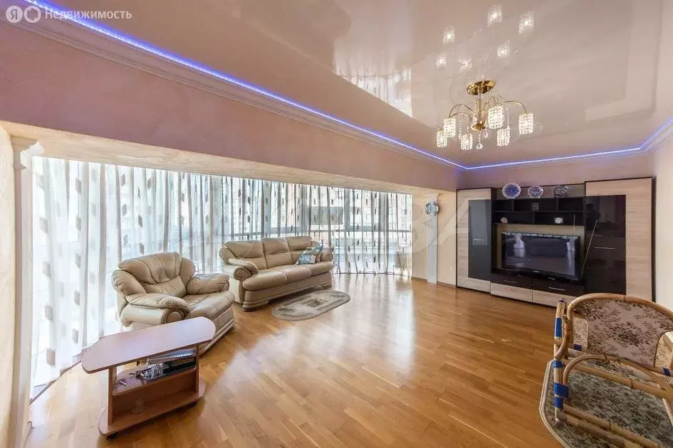 Квартира-студия: Тюмень, улица Василия Гольцова, 10 (93.4 м) - Фото 2