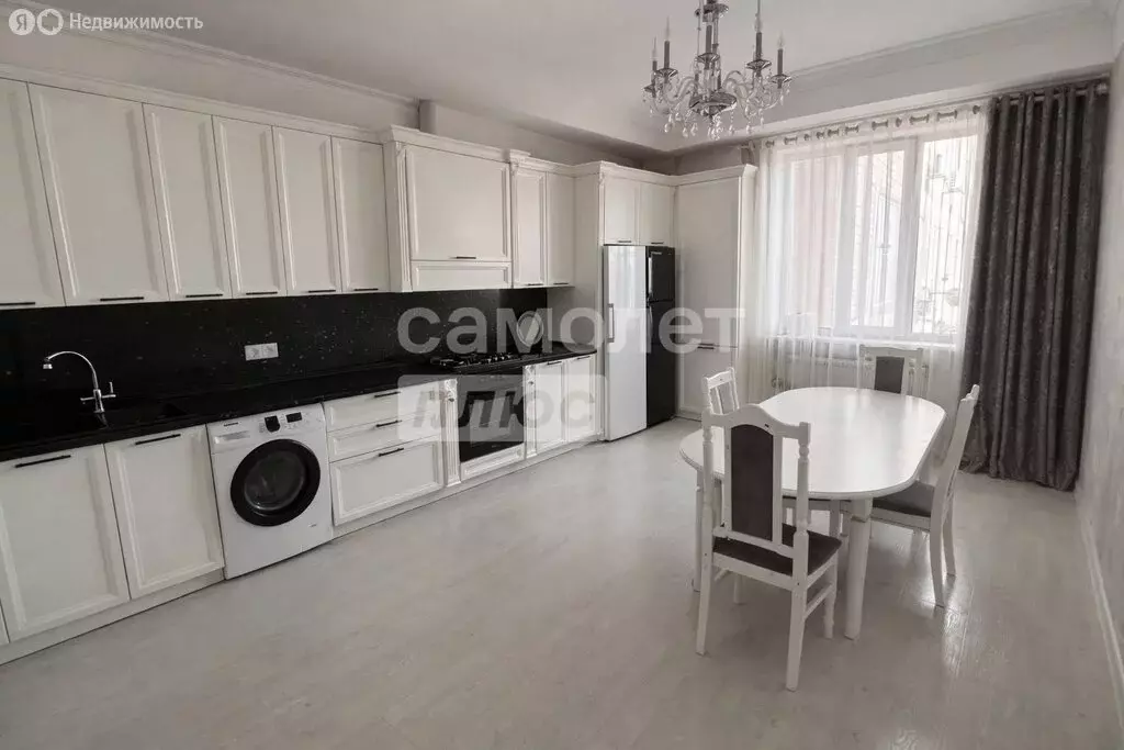 3-комнатная квартира: Махачкала, улица Эльзы Ибрагимовой, 27 (97 м) - Фото 1