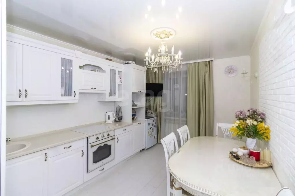 3-к кв. Тюменская область, Тюмень Кремлевская ул., 102 (75.2 м) - Фото 1