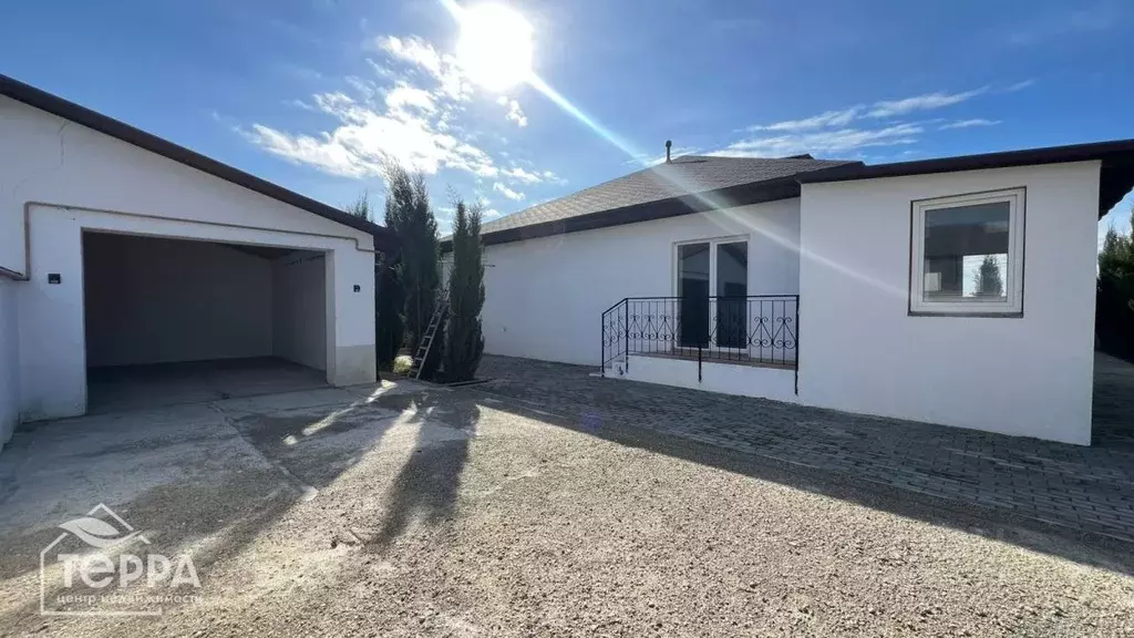 Дом в Крым, Евпатория городской округ, Заозерное пгт ул. Аллея Дружбы ... - Фото 1