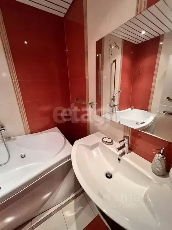 2-к кв. Тюменская область, Тюмень ул. Пермякова, 78к4 (69.0 м) - Фото 0