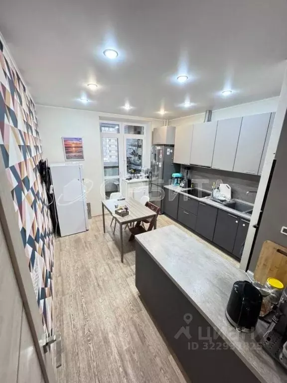 3-к кв. Тюменская область, Тюмень ул. Тимофея Чаркова, 81 (72.3 м) - Фото 0