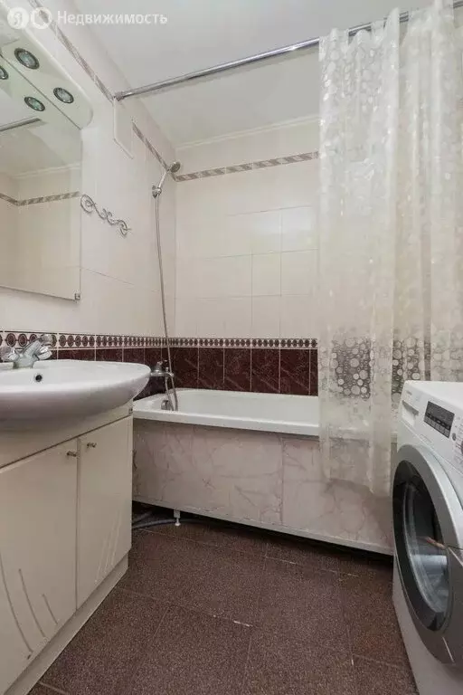 2-комнатная квартира: Тюмень, Народная улица, 10 (64.4 м) - Фото 1