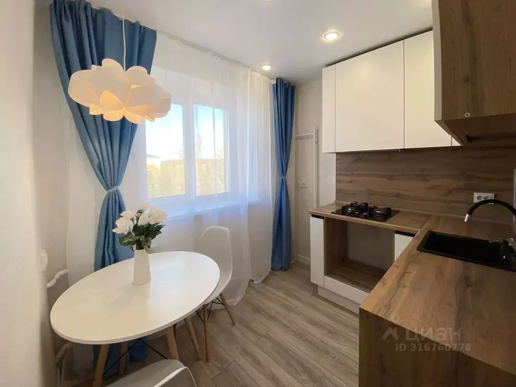 2-к кв. Омская область, Омск просп. Мира, 41 (43.6 м) - Фото 0