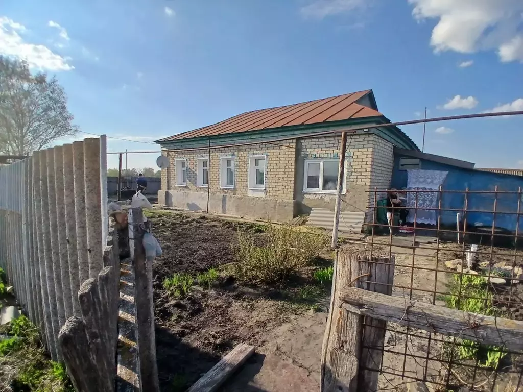 Дом в Саратовская область, Базарно-Карабулакский район, Старобурасское ... - Фото 0