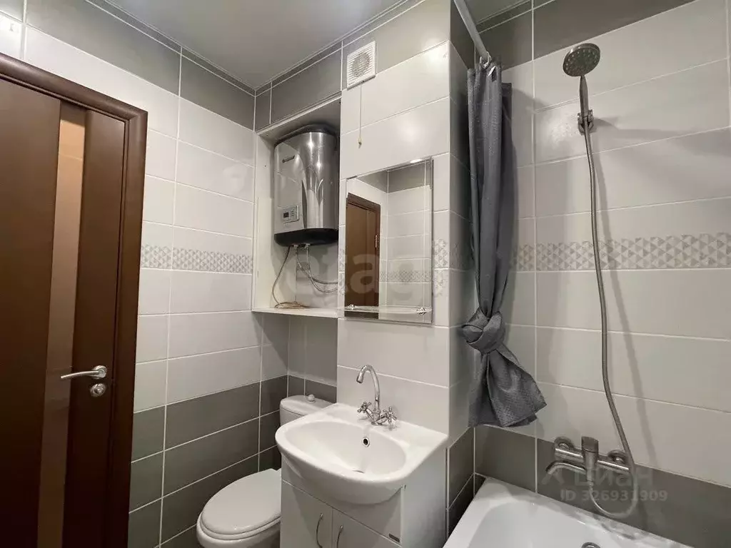 1-к кв. Тюменская область, Тюмень ул. Республики, 246 (36.0 м) - Фото 1