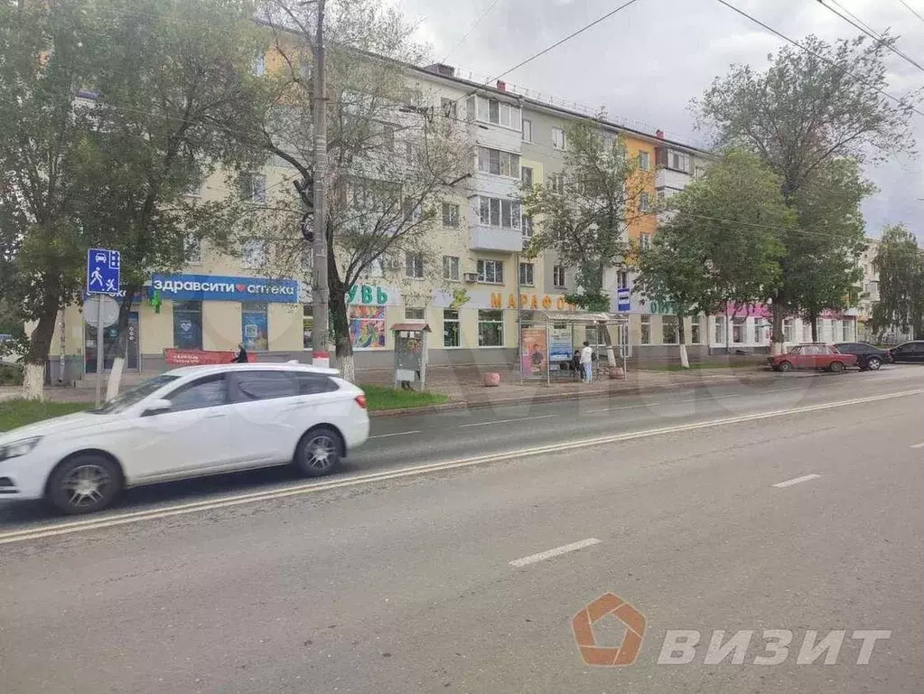 Помещение на трафике возле остановки - Фото 1