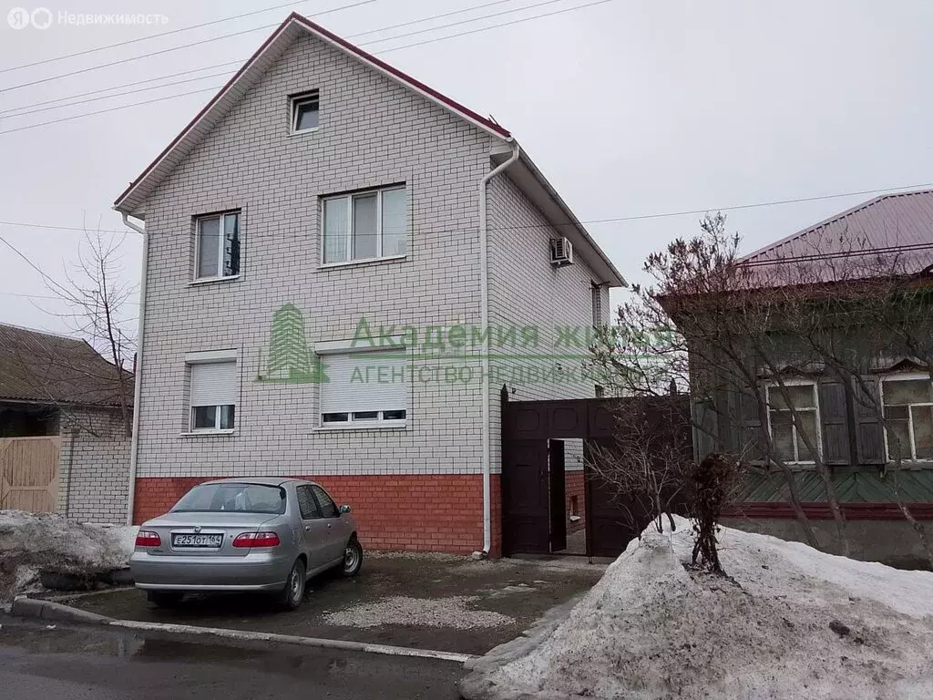 Дом в Энгельс, улица Калинина, 63 (270 м) - Фото 1