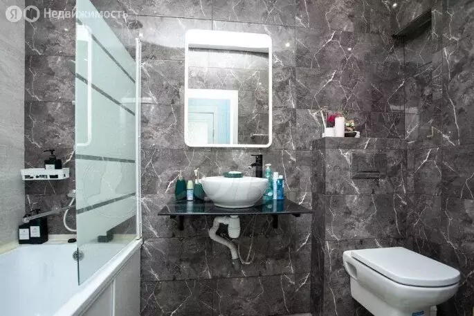 3-комнатная квартира: Тюмень, улица Алексея Сергиенко, 11 (63 м) - Фото 0