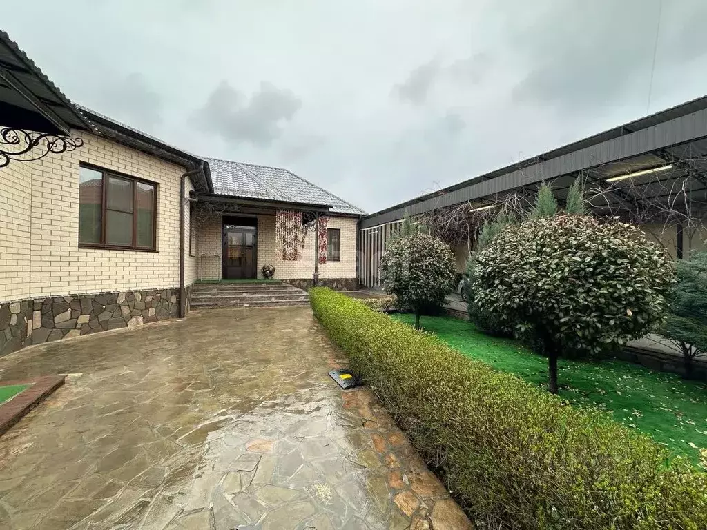 Дом в Ингушетия, Назрань ул. С.С. Комурзоева (180 м) - Фото 1