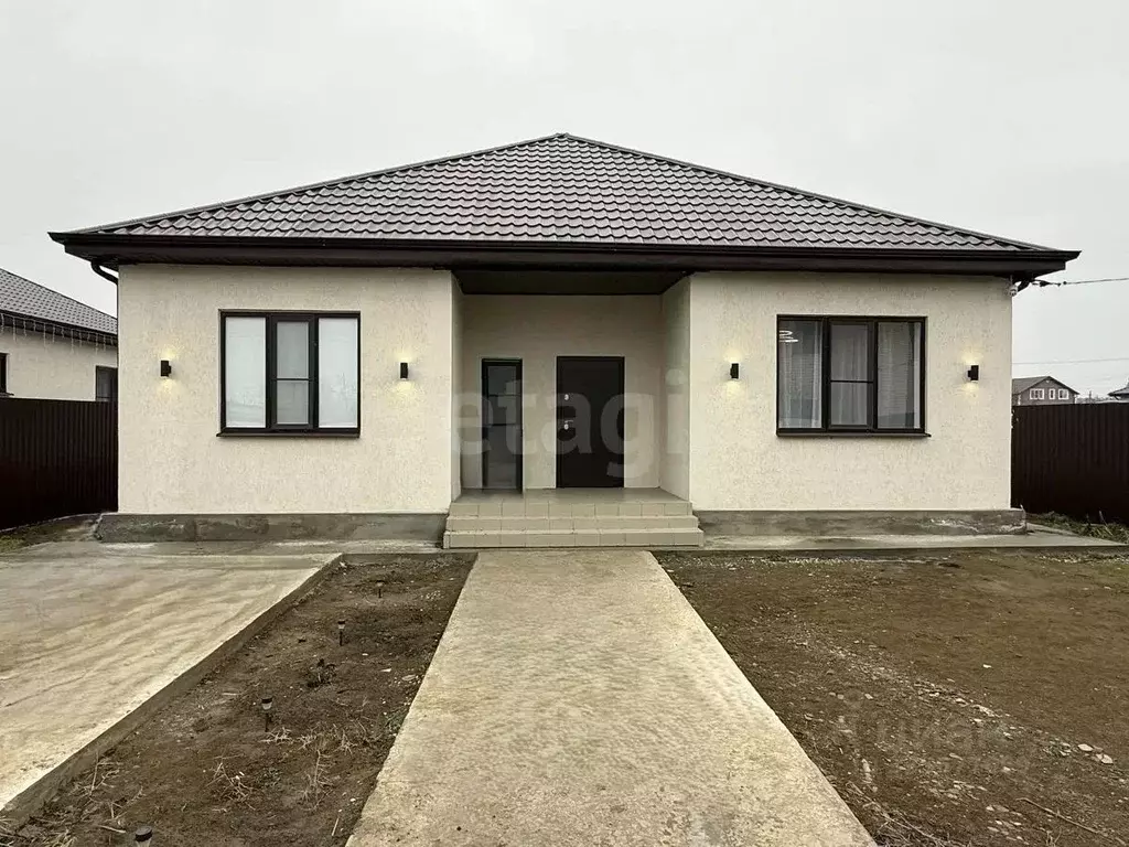 Дом в Астраханская область, Приволжский район, с. Карагали, ... - Фото 1