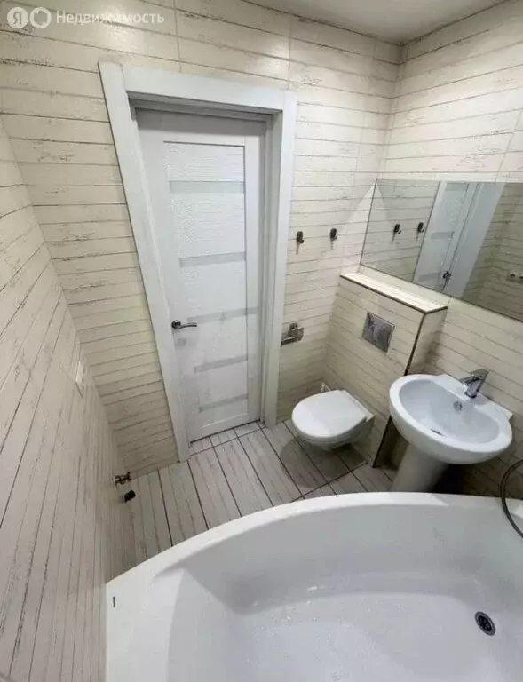 1-комнатная квартира: Тюмень, улица Свердлова, 2 (43 м) - Фото 1