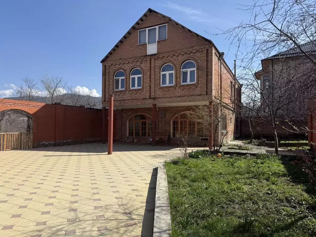 Дом в Северная Осетия, Владикавказ ул. Братьев Темировых, 1 (259 м) - Фото 1
