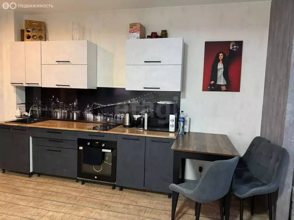 Квартира-студия: Тюмень, улица Тимофея Чаркова, 83 (32.3 м) - Фото 2