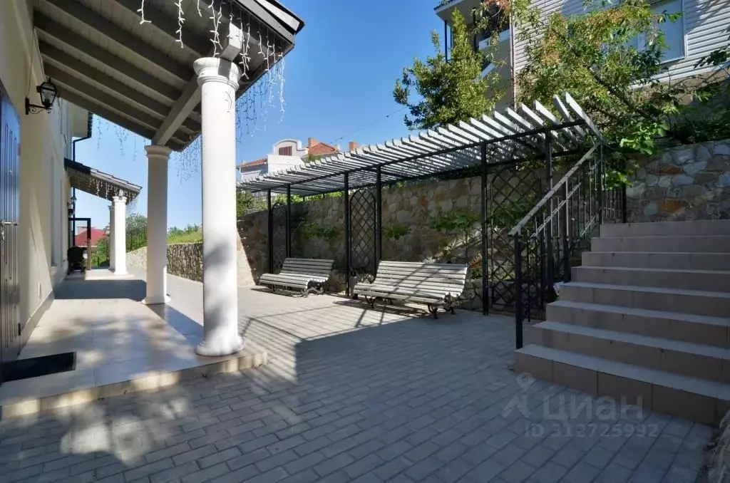 Дом в Крым, Алушта муниципальный округ, с. Лазурное ул. Слуцкого, 10 ... - Фото 2