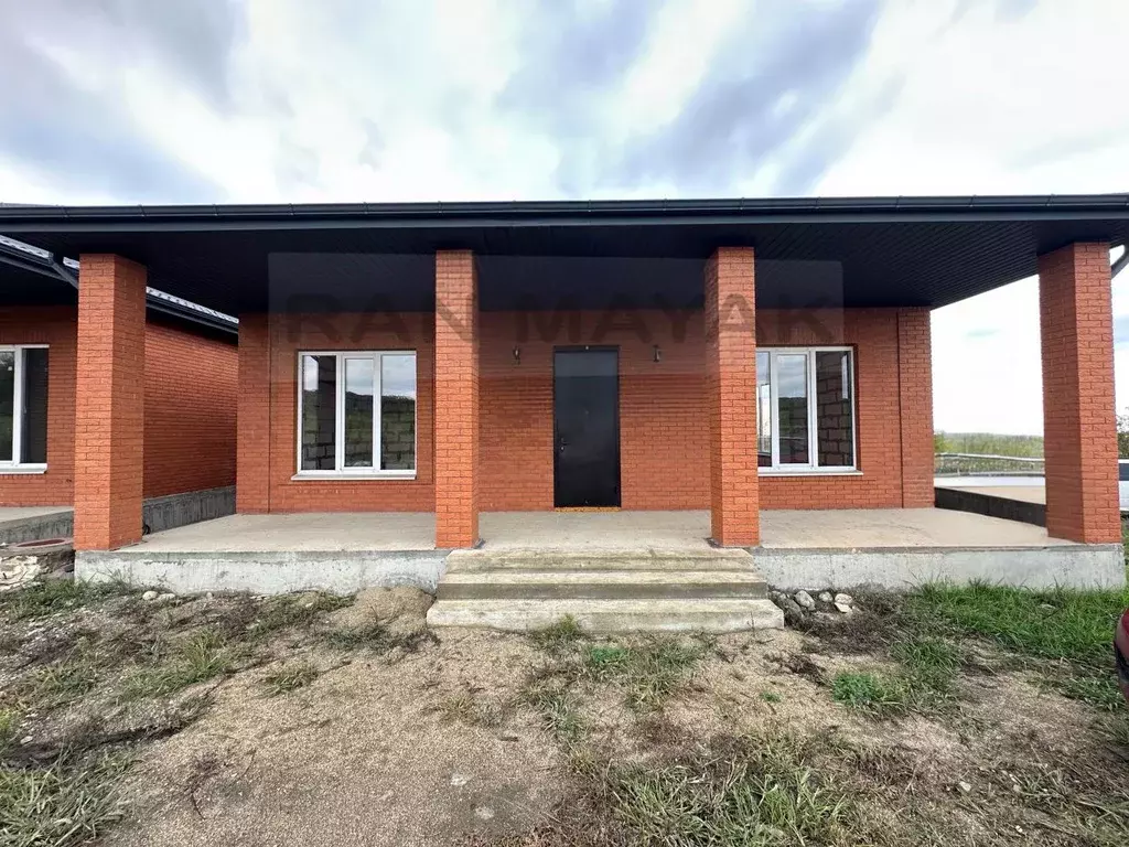 Дом в Адыгея, Майкоп ул. Цуга Теучежа (100 м) - Фото 1