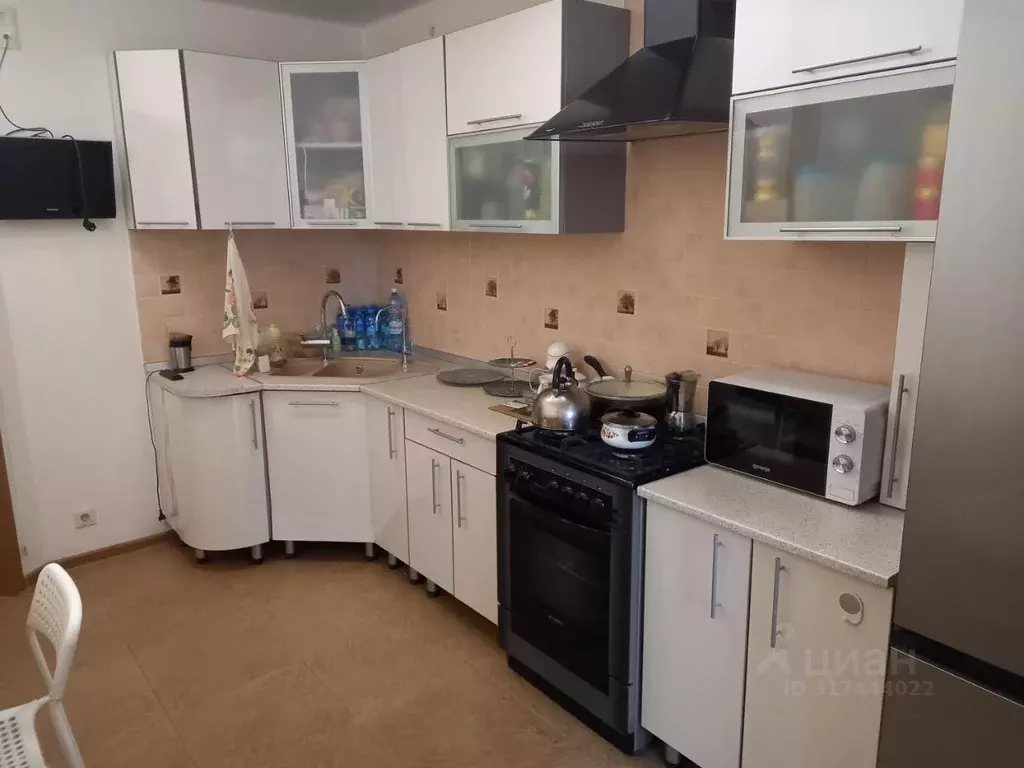 2-к кв. Омская область, Омск просп. Комарова, 17к2 (61.8 м) - Фото 0