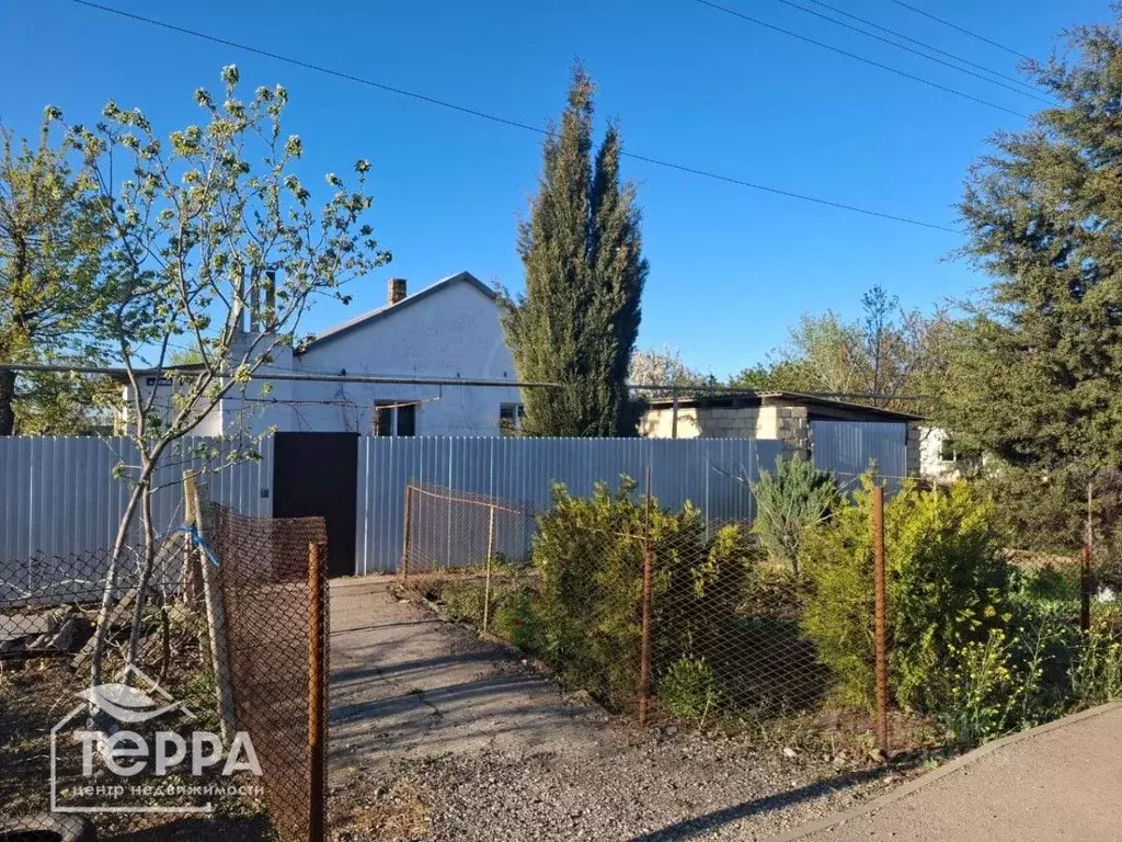 Дом в Крым, Сакский район, Кольцовское с/пос, с. Нива ул. Фрунзе, 46 ... - Фото 1