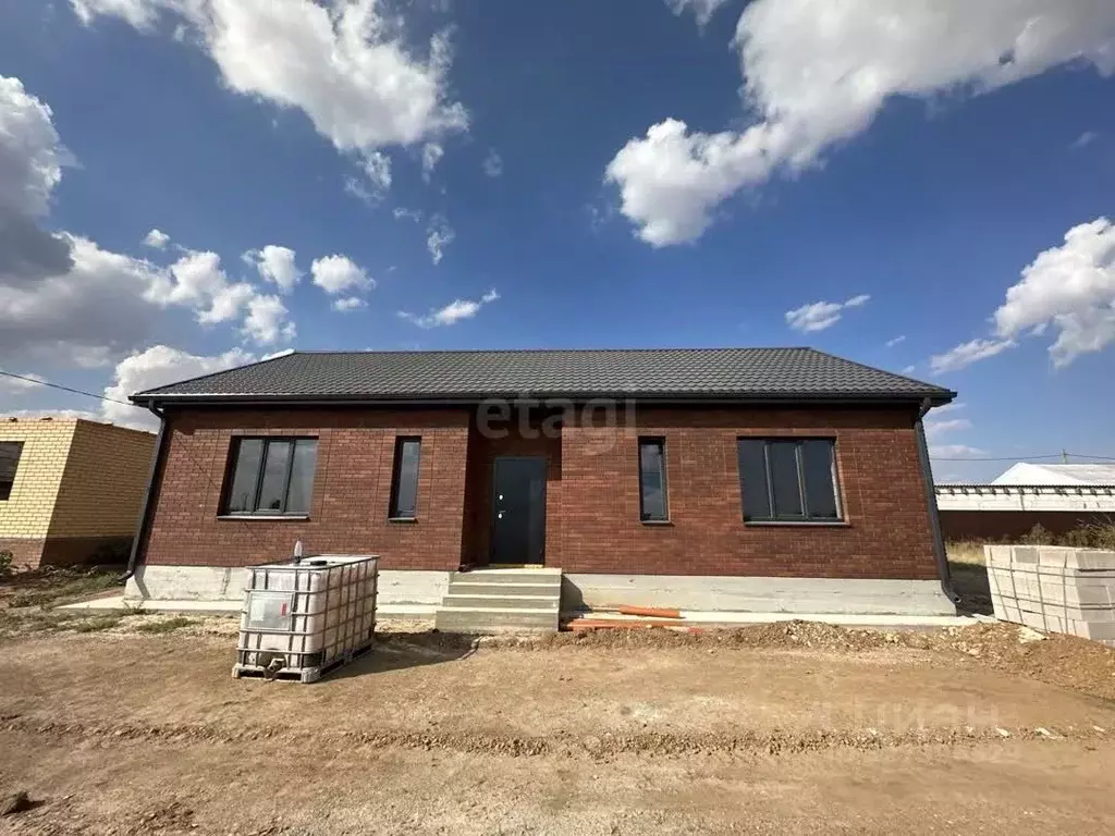 Дом в Калмыкия, Элиста ул. Йорял, 12 (100 м) - Фото 1