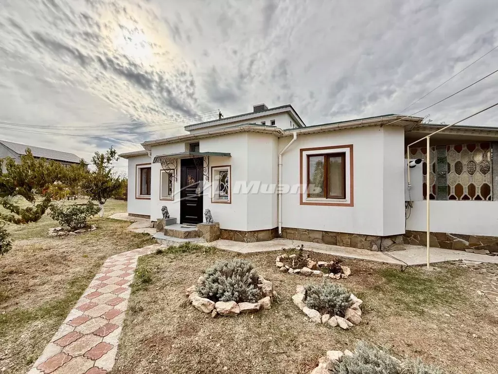 Коттедж в Крым, Сакский район, Ореховское с/пос, с. Михайловка пер. ... - Фото 1