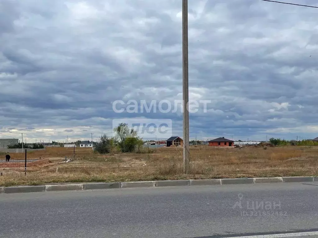 Участок в Саратовская область, Энгельс Осенняя ул., 11 (9.11 сот.) - Фото 0