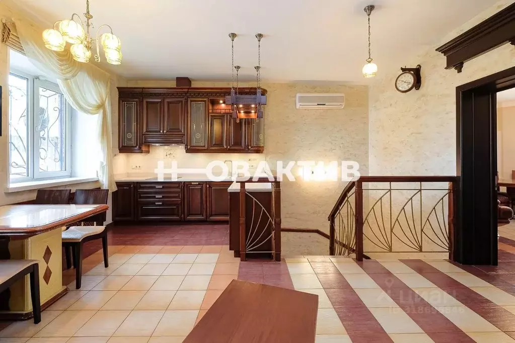 3-к кв. Новосибирская область, Новосибирск Красный просп., 153А (221.8 ... - Фото 1