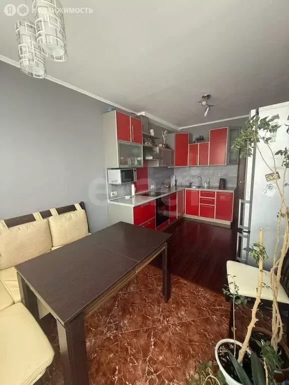 3-комнатная квартира: Омск, проспект Комарова, 15 (80 м) - Фото 0
