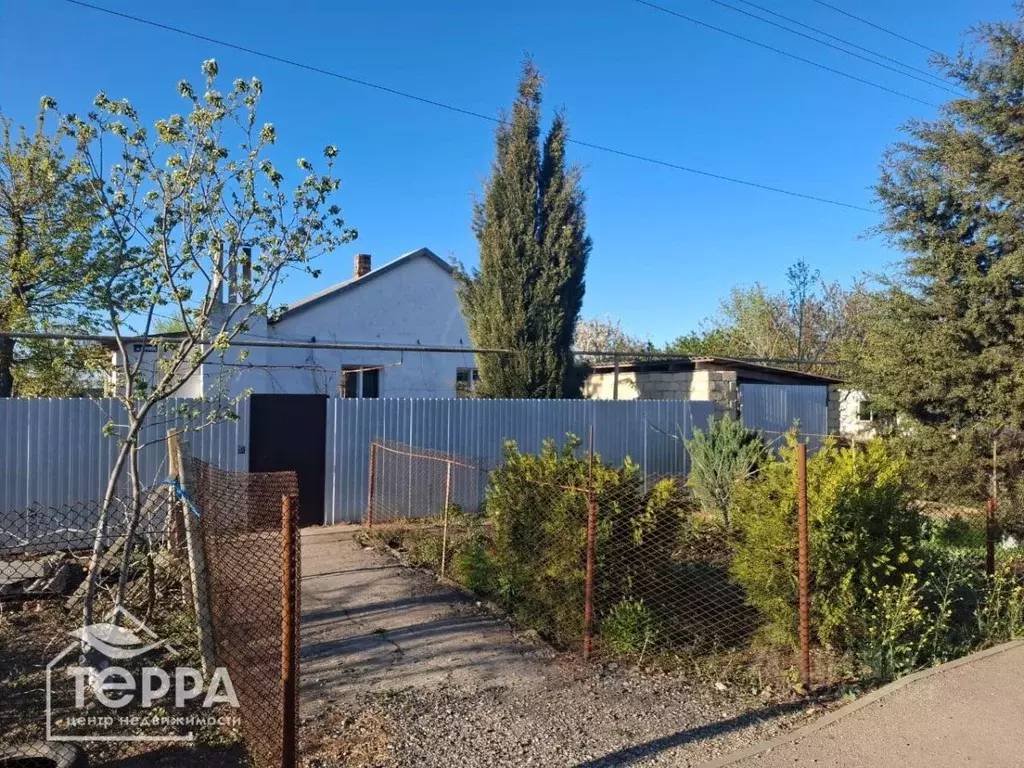 Дом в Крым, Сакский район, Кольцовское с/пос, с. Нива ул. Фрунзе, 41 ... - Фото 1