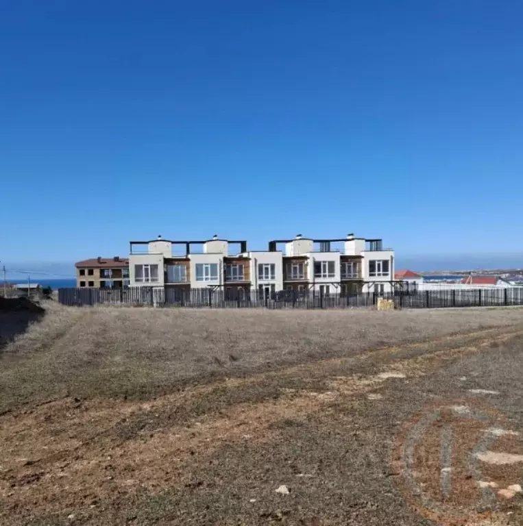 Участок в Крым, Черноморский район, Оленевское с/пос, с. Оленевка ул. ... - Фото 1