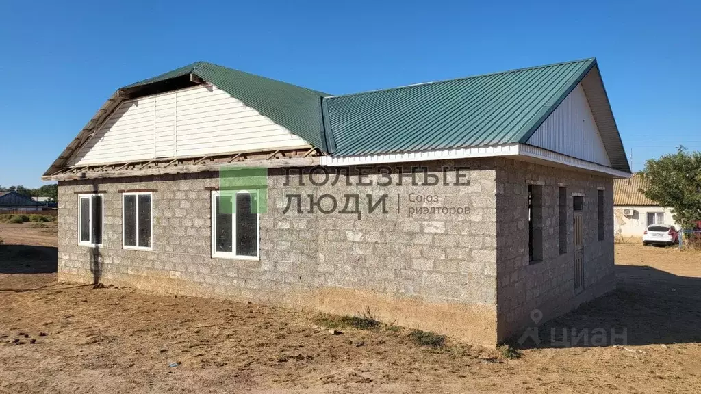 Дом в Астраханская область, Володарский район, пос. Трубный ул. ... - Фото 1