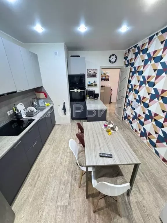 3-к кв. Тюменская область, Тюмень ул. Тимофея Чаркова, 81 (72.3 м) - Фото 2