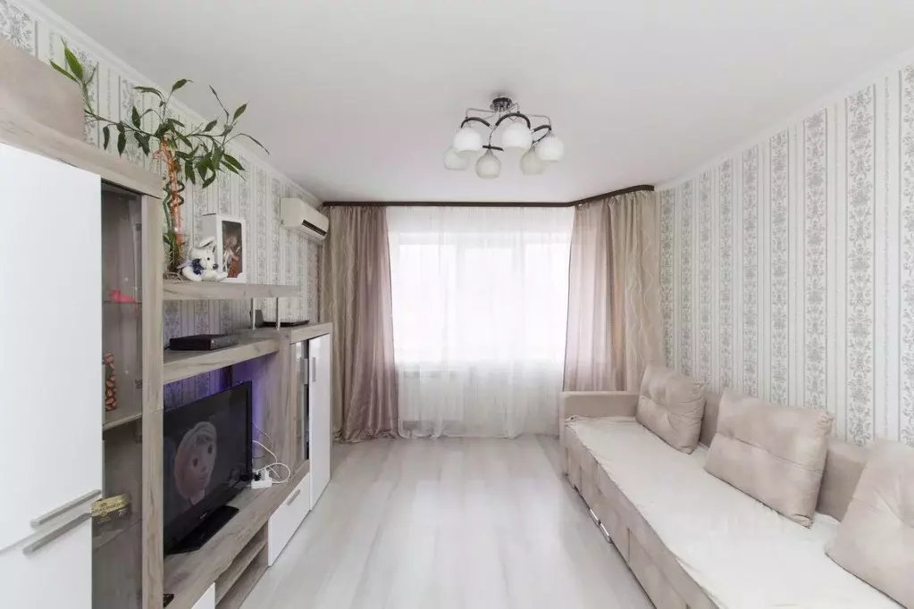 2-к кв. Тюменская область, Тюмень ул. 50 лет Октября, 80 (74.4 м) - Фото 1