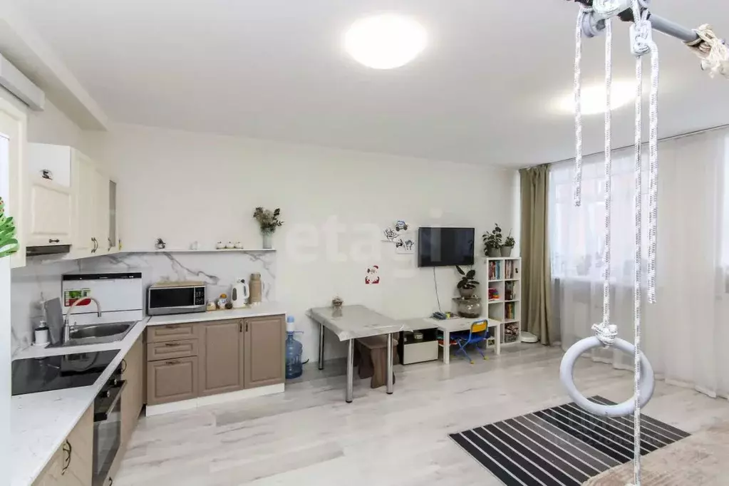 2-к кв. Тюменская область, Тюмень ул. Газовиков, 33 (73.2 м) - Фото 0