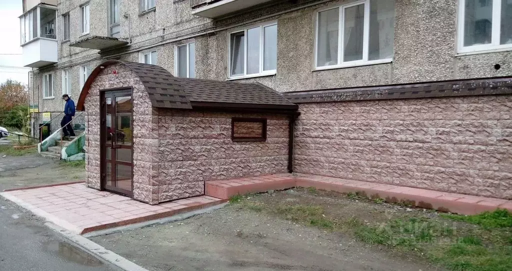 Торговая площадь в Свердловская область, Серов ул. Каляева, 39 (91 м) - Фото 2