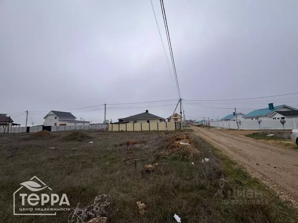 Участок в Крым, Сакский район, с. Уютное ул. Садовая (6.0 сот.) - Фото 1