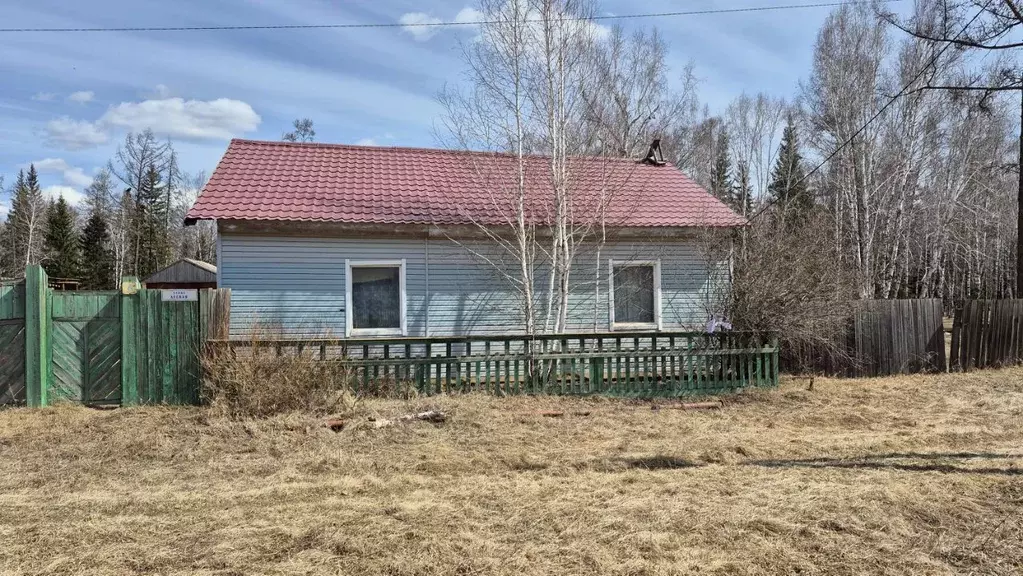 Дом в Иркутская область, Качугский муниципальный округ, с. Бутаково ... - Фото 0