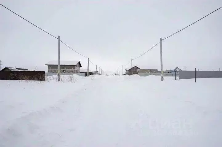 Участок в Татарстан, Тукаевский район, д. Азьмушкино ул. Вахитова, 16 ... - Фото 0