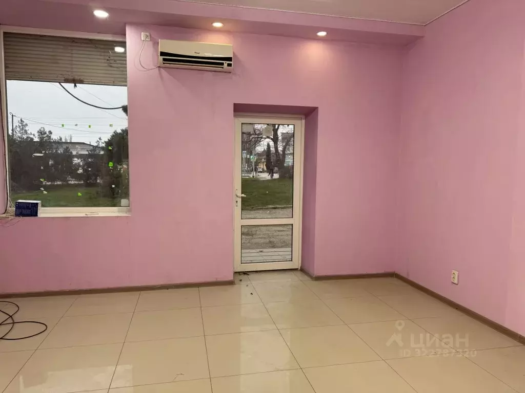 Торговая площадь в Крым, Феодосия ул. Крымская, 9 (53 м) - Фото 1