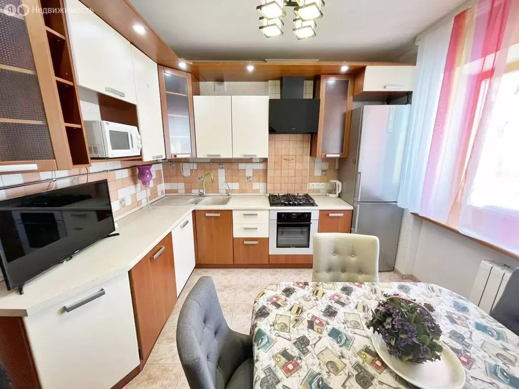 3-комнатная квартира: Новый Уренгой, улица Геологоразведчиков, 16 ... - Фото 2