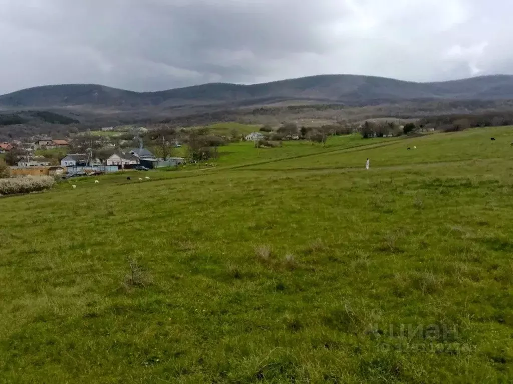 Участок в Крым, Белогорский район, Богатовское с/пос, с. Русское ул. ... - Фото 1