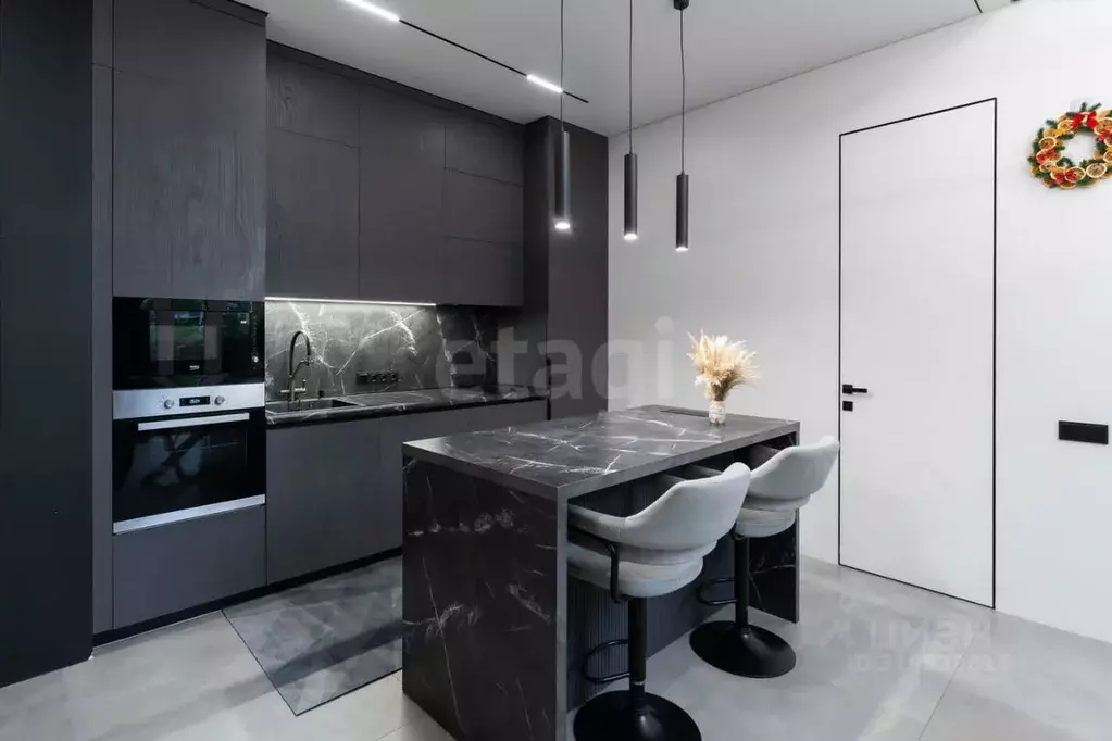 3-к кв. Тюменская область, Тюмень ул. Газовиков, 36 (112.5 м) - Фото 1