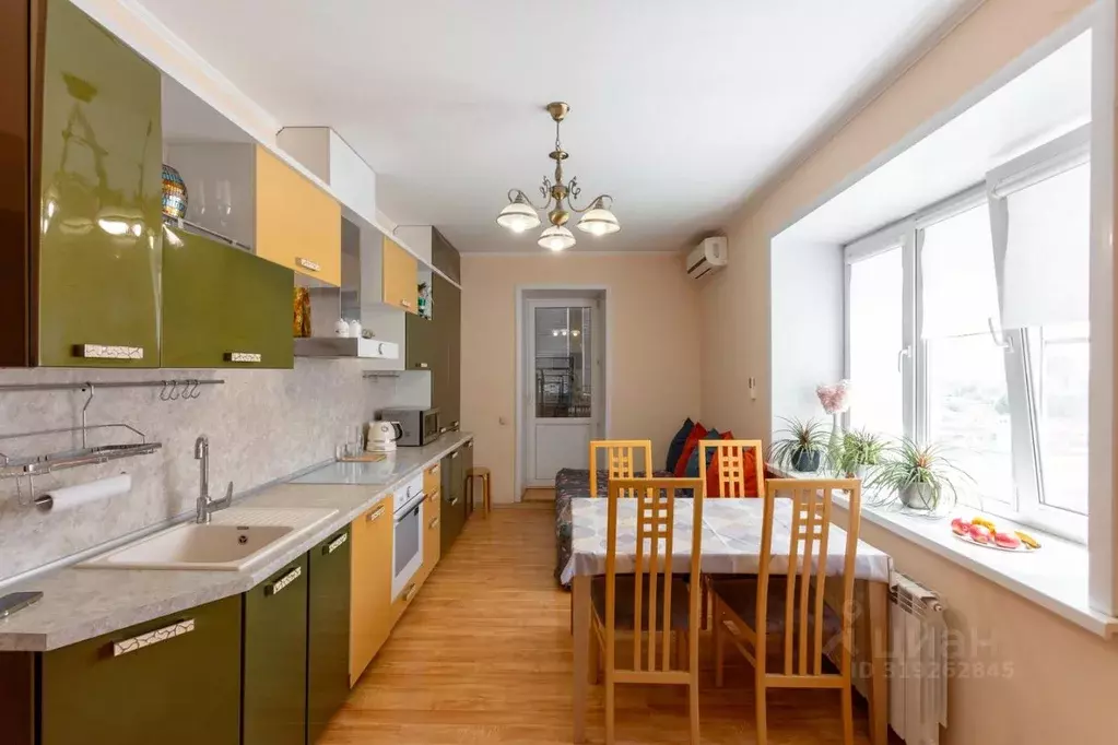 2-к кв. Астраханская область, Астрахань ул. Савушкина, 4к2 (69.5 м) - Фото 0