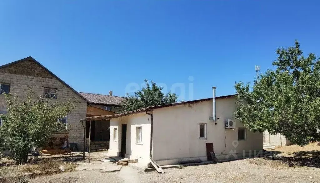 Дом в Крым, Черноморский район, с. Новосельское ул. Восточная (262 м) - Фото 1