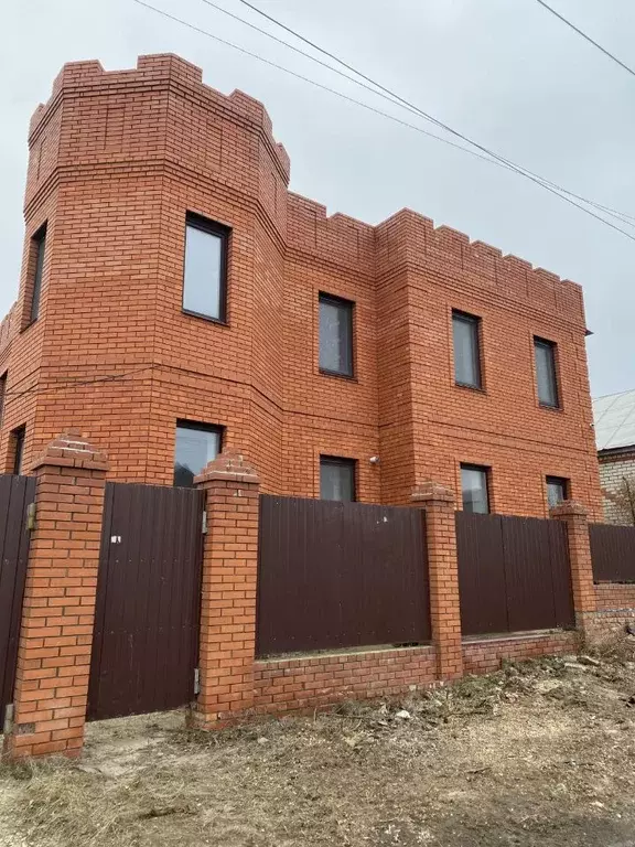 Дом в Саратовская область, Энгельс ул. Мичурина, 55 (200 м) - Фото 0