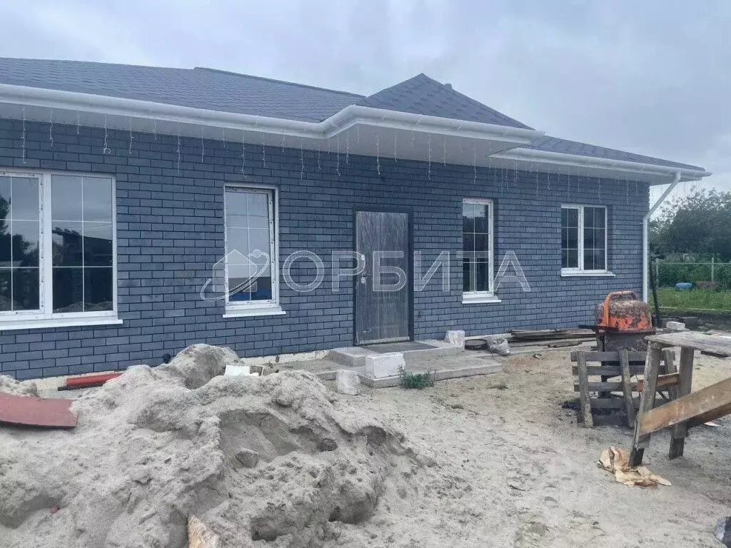 Дом в Тюменская область, Тюмень ул. 9-я Линейная, 249 (100 м) - Фото 1