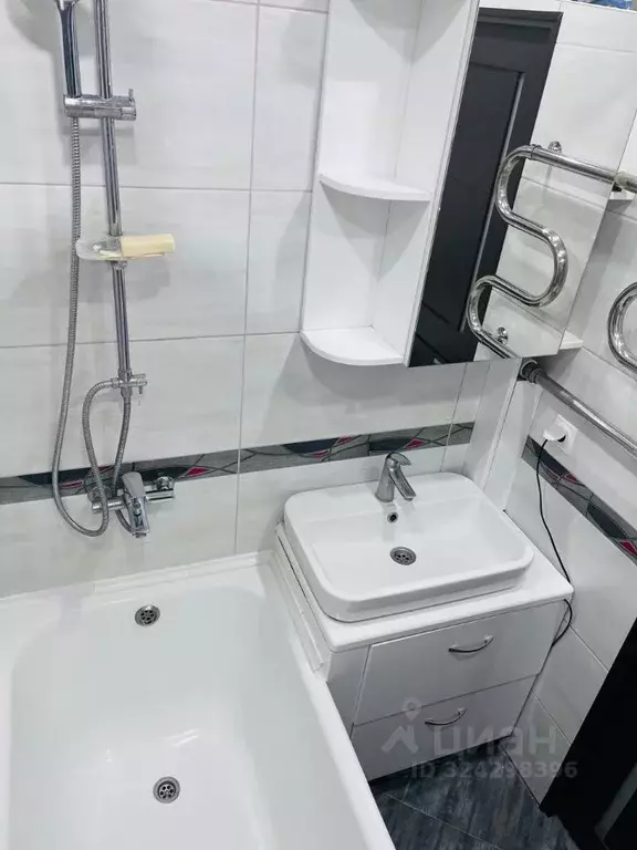 3-к кв. Омская область, Омск просп. Комарова, 27/1 (63.1 м) - Фото 2