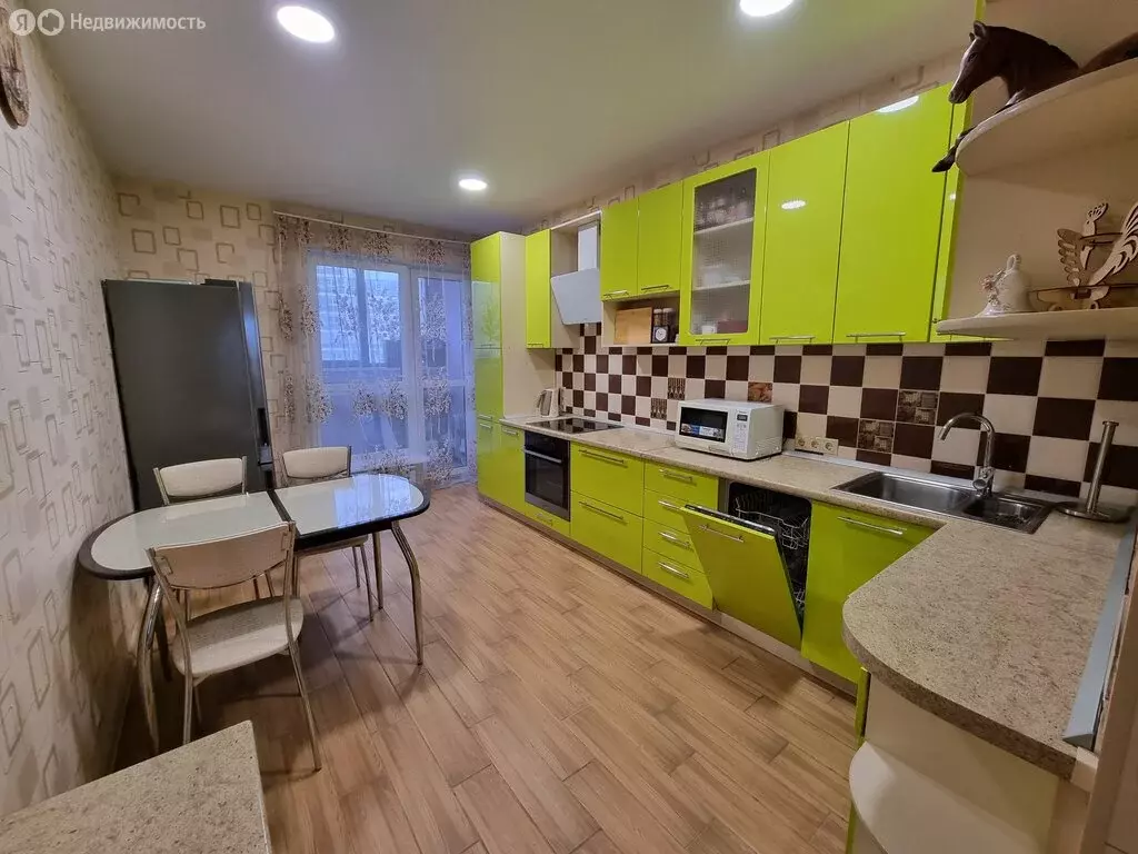 3-комнатная квартира: Уфа, улица Октябрьской Революции, 19Б (100 м) - Фото 0