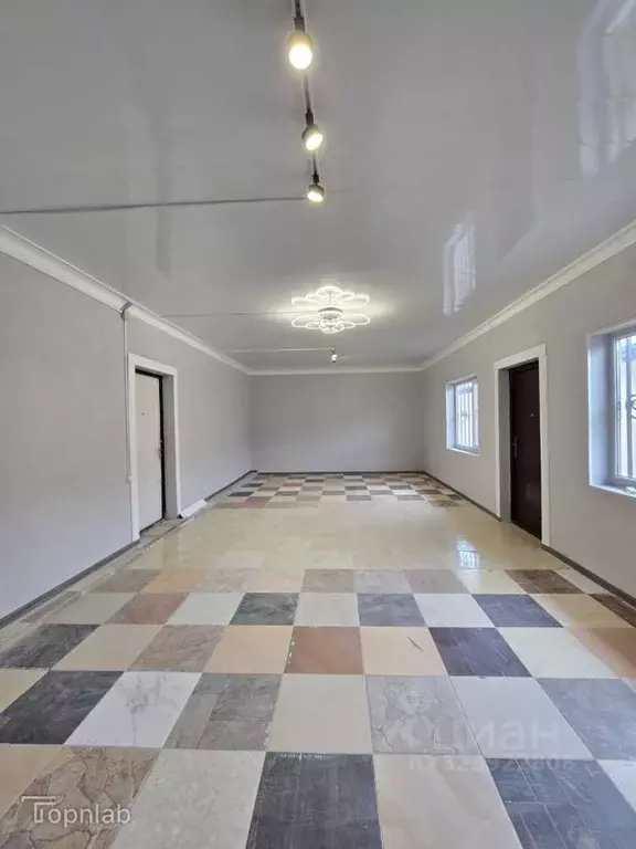 Торговая площадь в Кабардино-Балкария, Майский ул. Энгельса, 51 (32 м) - Фото 1