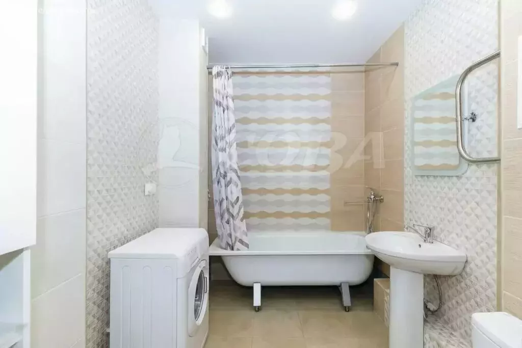 Квартира-студия: Тюмень, улица Андрея Бушуева, 2 (30.4 м) - Фото 1